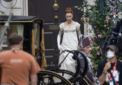 43524377-9626233-Lovely_The_actress_26_looked_the_picture_of_elegance_in_a_regal_-m-83_1622129722941.jpg