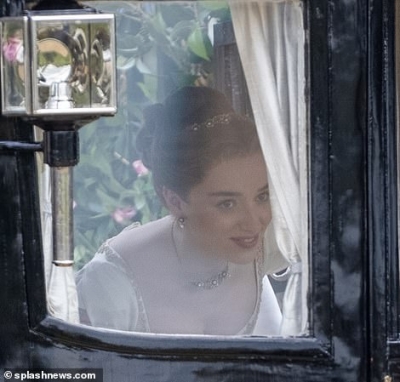43525391-9626233-All_smiles_The_beauty_flashed_a_dazzling_smile_as_she_climbed_in-m-16_1622132170648.jpg