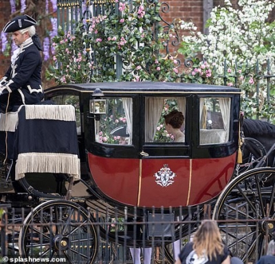 43525427-9626233-Ready_for_a_ride_The_actress_sat_patiently_in_the_red_carriage_a-m-11_1622132142211.jpg