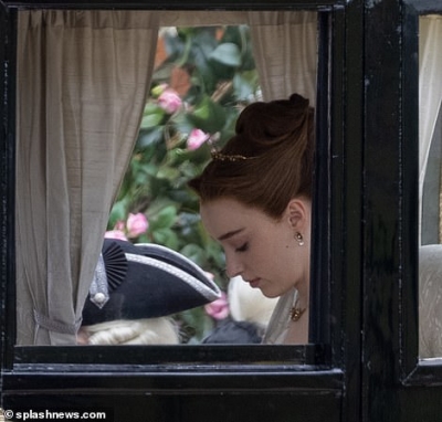 43525431-9626233-Taking_a_moment_Phoebe_had_her_head_bent_low_as_she_sat_in_the_e-m-14_1622132161987.jpg